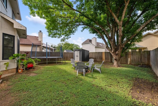 903 Thackeray Ln, Pflugerville, TX 78660 - fenced backyard featuring a shed and a trampoline