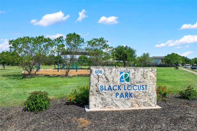 903 Thackeray Ln, Pflugerville, TX 78660 - surrounding community with a lawn