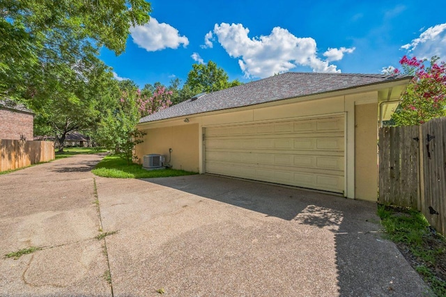 7 Hillway Dr, Round Rock, TX 78664 - garage featuring driveway