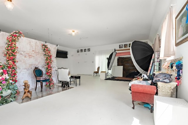 633 N Stovall Dr, Robinson, TX 76706 - sitting room featuring finished concrete flooring