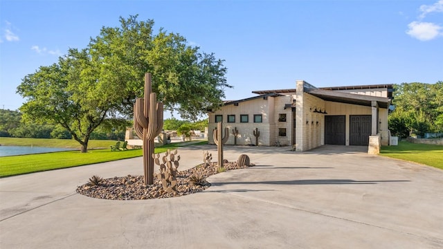 101 Rolling Hills Rd, Blanco, TX 78606 - view of front facade with curved driveway, a front yard, and a water view