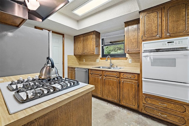 7300 Camp Cv, Austin, TX 78749 - kitchen featuring oven, a warming drawer, dishwasher, light countertops, and gas stovetop
