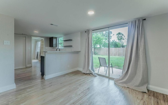 1623 Peachtree Valley Dr, Round Rock, TX 78681 - kitchen with light wood finished floors, light countertops, recessed lighting, and a peninsula
