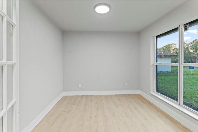 3907 Carmel Dr, Austin, TX 78721 - empty room with light wood-type flooring and baseboards