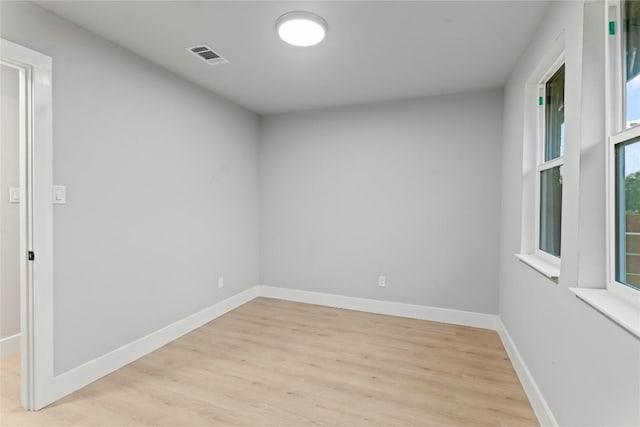 3907 Carmel Dr, Austin, TX 78721 - empty room with light wood-style floors and baseboards