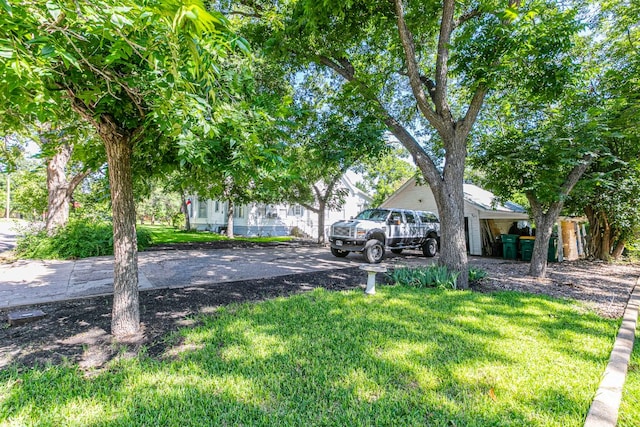 618 N Penelope St, Belton, TX 76513 - view of front of house featuring a front yard and concrete driveway