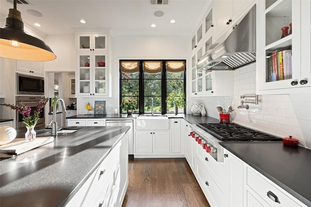 205 Hi Ridge Rd, Horseshoe Bay, TX 78657 - kitchen with appliances with stainless steel finishes, under cabinet range hood, dark countertops, dark wood-style floors, and recessed lighting