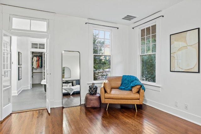 607 W 32nd St, Austin, TX 78705 - sitting room with wood finished floors