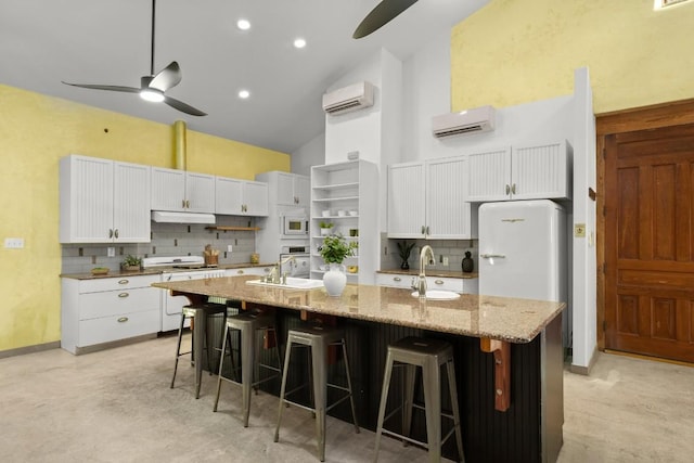 913 Taulbee Ln, Austin, TX 78757 - kitchen featuring ceiling fan, a wall mounted air conditioner, high vaulted ceiling, backsplash, and a large island