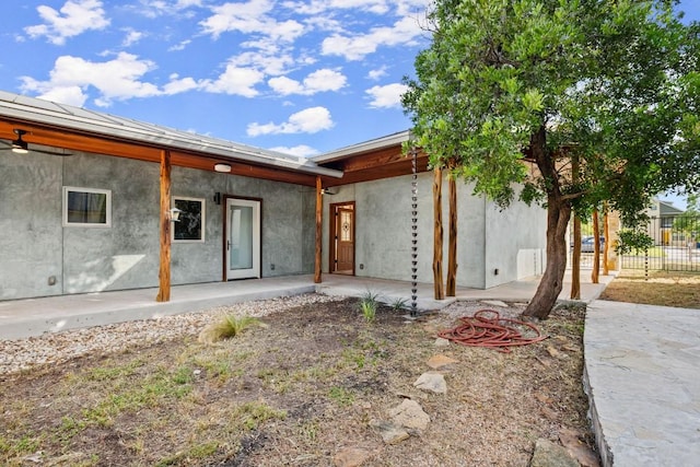 913 Taulbee Ln, Austin, TX 78757 - rear view of house with stucco siding and a patio area