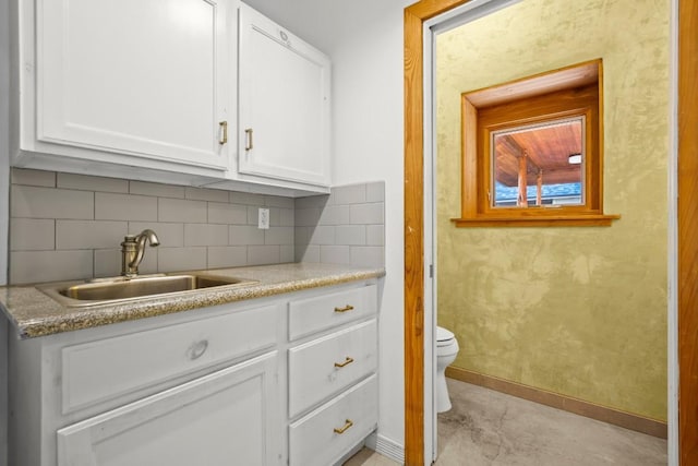913 Taulbee Ln, Austin, TX 78757 - kitchen featuring white cabinets, decorative backsplash, and light countertops