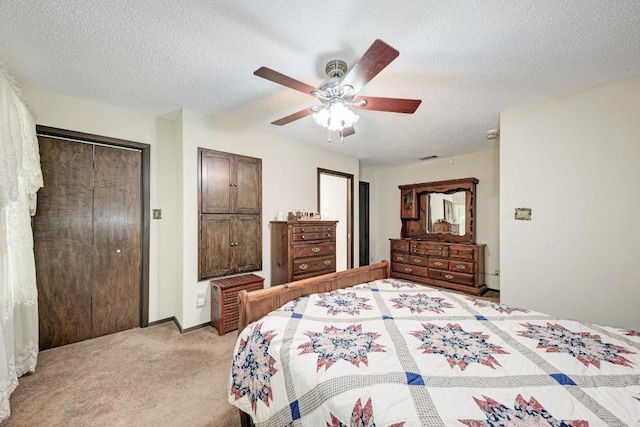 6606 Lancret Hill Dr, Austin, TX 78745 - bedroom with light carpet, a closet, a textured ceiling, and a ceiling fan