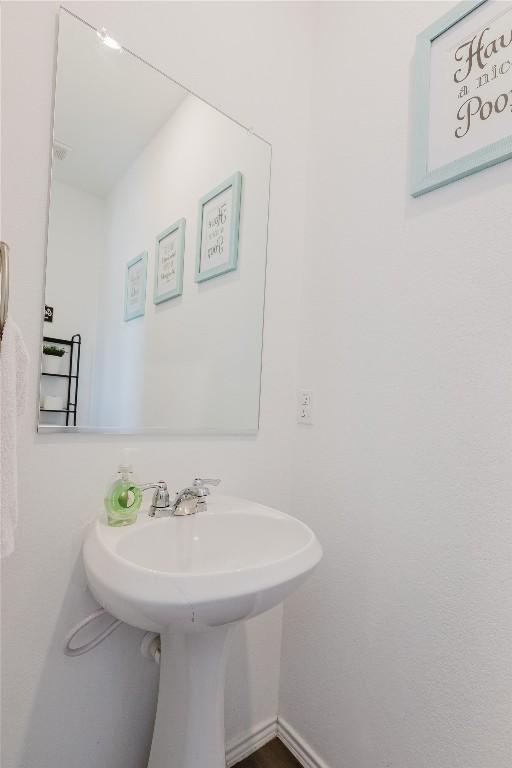 504 N Thunderstorm Ave, Lockhart, TX 78644 - bathroom featuring a sink