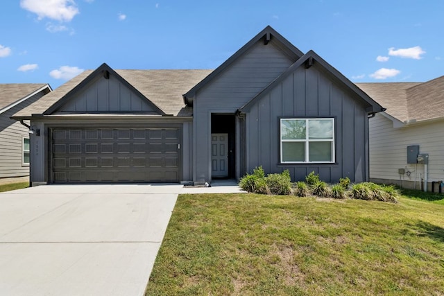 1004 Norway, Seguin, TX 78155 - ranch-style home featuring board and batten siding, an attached garage, a front yard, driveway, and a shingled roof
