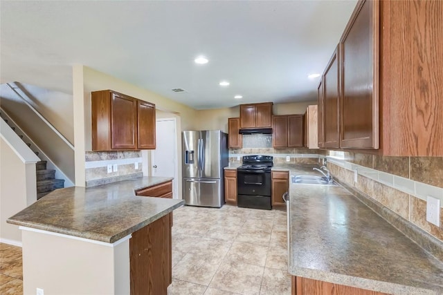 9104 Single Bend Trl, Temple, TX 76502 - kitchen featuring stainless steel fridge with ice dispenser, black electric range oven, tasteful backsplash, a peninsula, and under cabinet range hood