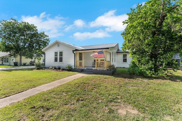 215 Paulus St, Schulenburg, TX 78956 - ranch-style house with a front yard and covered porch