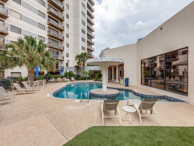 40 N Interstate 35 Unit 2D1, Austin, TX 78701 - community pool with a patio