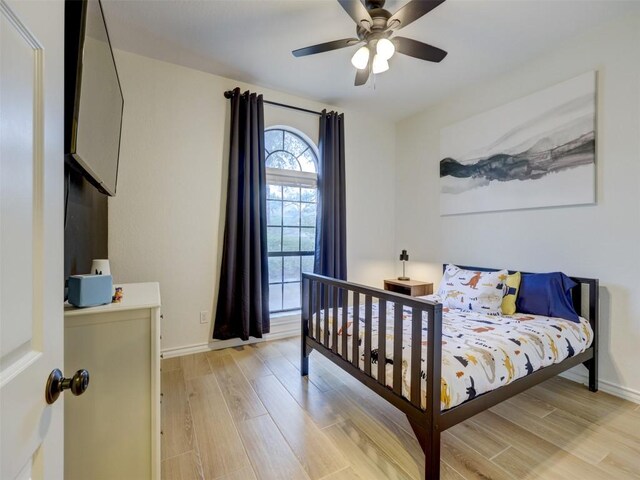 910 Blue Spring Cir, Round Rock, TX 78681 - bedroom featuring light wood finished floors and a ceiling fan