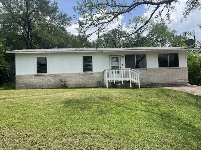 4307 Leslie Ave, Austin, TX 78721 - single story home featuring brick siding and a front yard