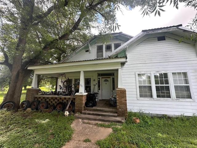 321 Douglas St, Lexington, TX 78947 - bungalow-style home with a porch