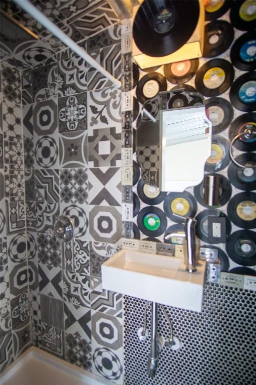 1112 Statler Bend Dr, Pflugerville, TX 78660 - bathroom featuring a shower