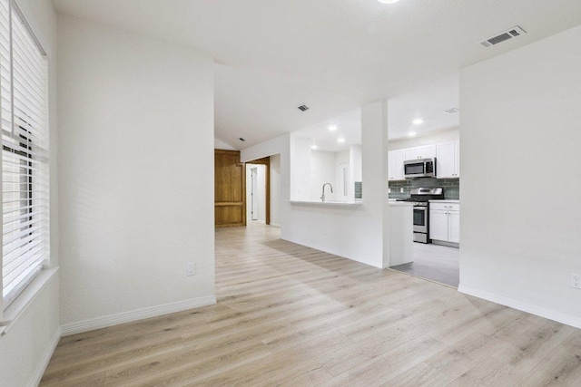 1808 Fawn Ridge Trl, Round Rock, TX 78681 - unfurnished living room featuring light wood-style flooring, recessed lighting, and vaulted ceiling