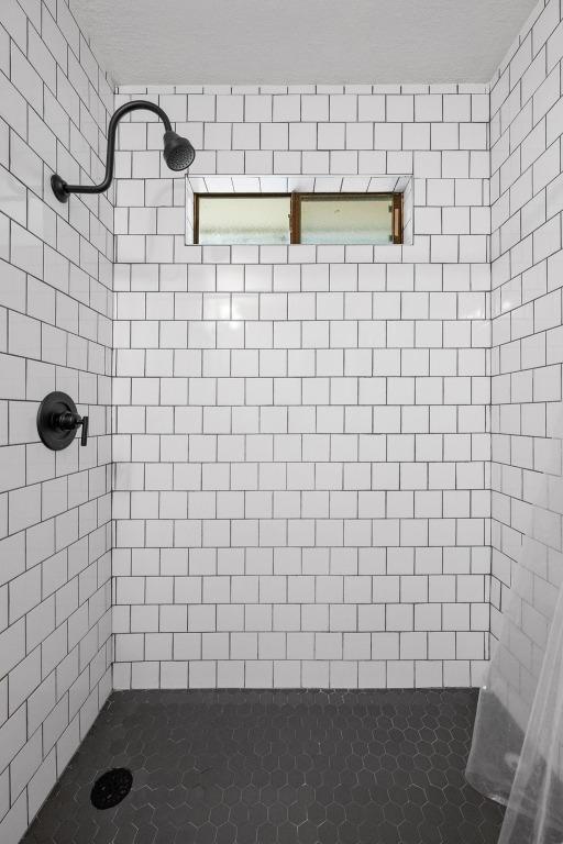 8406 Copano Dr, Austin, TX 78749 - bathroom featuring a tile shower