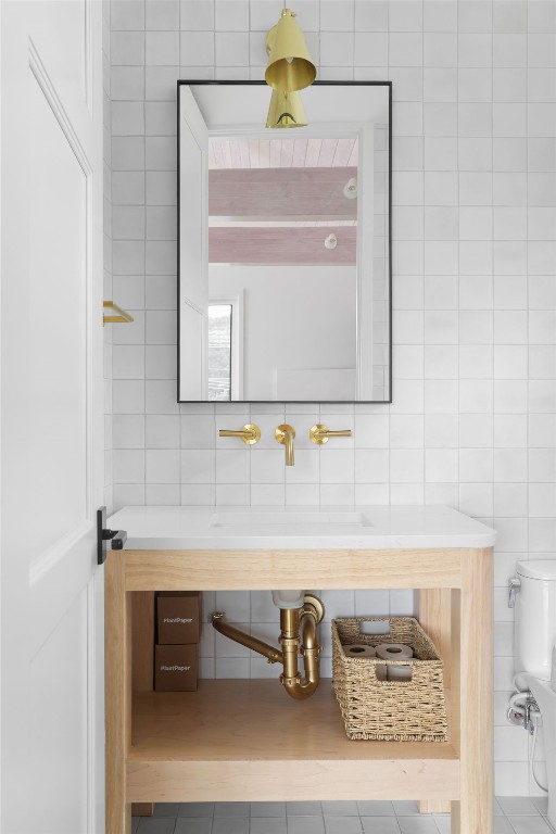 4100 Mcbrine Pl, Austin, TX 78746 - half bathroom featuring tile walls and toilet