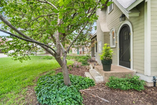 603 E Liberty Ave, Round Rock, TX 78664 - doorway to property featuring a yard