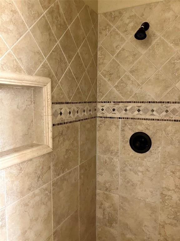 129 S Abrego Xing S, Floresville, TX 78114 - bathroom featuring tiled shower