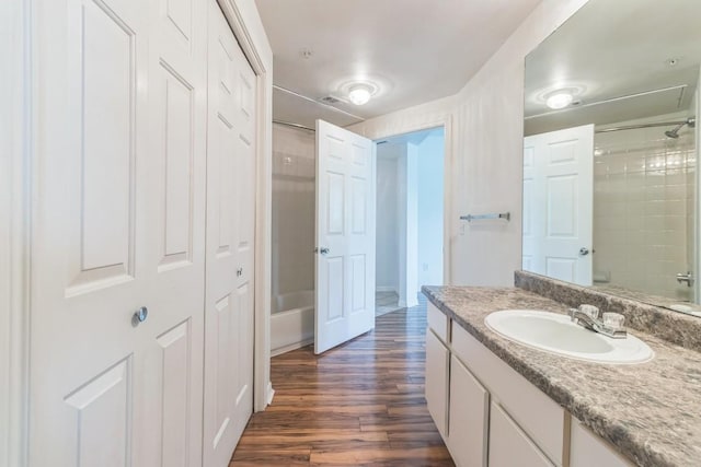 2320 Gracy Farms Ln Unit 522, Austin, TX 78758 - full bath with vanity, wood finished floors, and shower / bathtub combination
