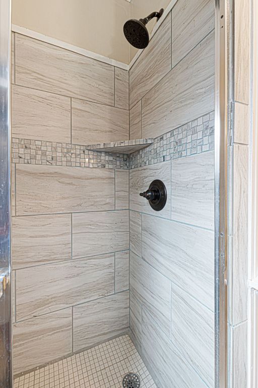 1414 E 4th St, Lampasas, TX 76550 - full bathroom with tiled shower