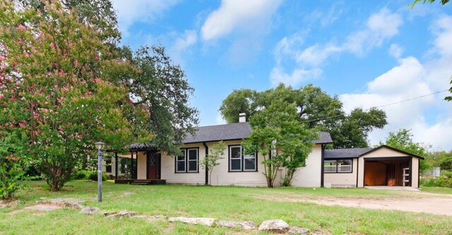 1414 E 4th St, Lampasas, TX 76550 - ranch-style home featuring a front lawn and a chimney