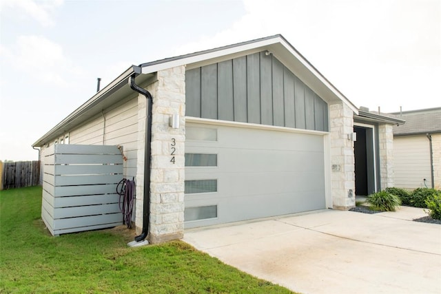 324 Millbrook Blvd, San Marcos, TX 78666 - garage featuring concrete driveway