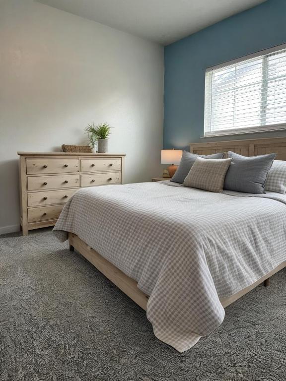 108 Bexar Forest Cv, Elgin, TX 78621 - view of carpeted bedroom
