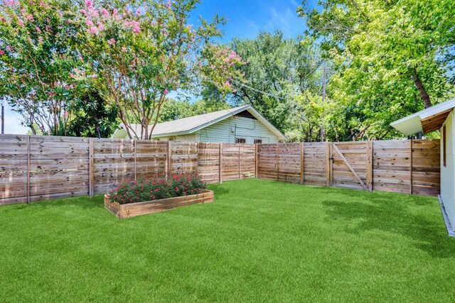 6100 Calmar Cv, Austin, TX 78721 - fenced backyard featuring a vegetable garden