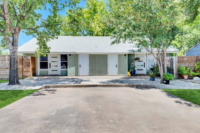 6100 Calmar Cv, Austin, TX 78721 - view of front facade