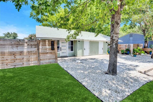 6100 Calmar Cv, Austin, TX 78721 - view of front facade