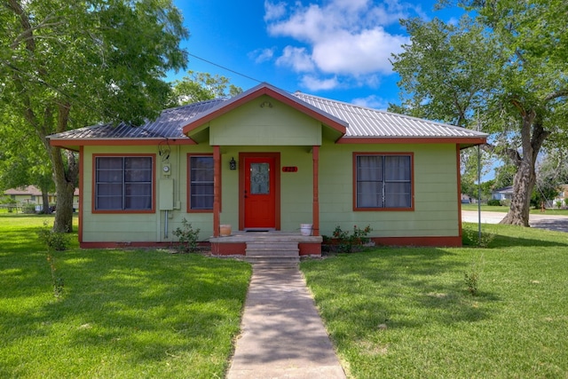 429 W 4th St, Flatonia, TX 78941 - bungalow featuring a front yard and a metal roof