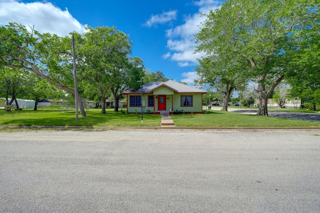 429 W 4th St, Flatonia, TX 78941 - bungalow featuring a front yard