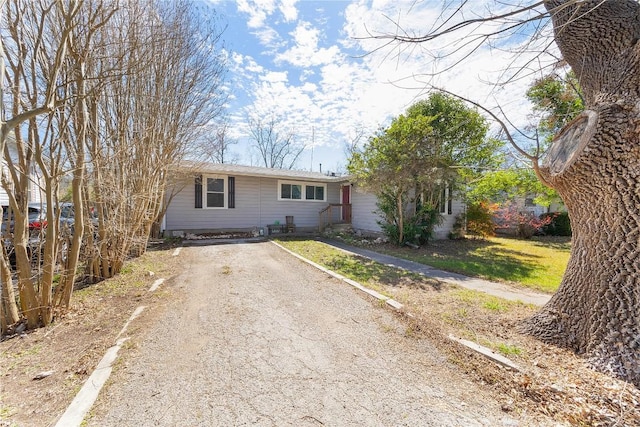 936 Cheatham St, San Marcos, TX 78666 - ranch-style house with driveway