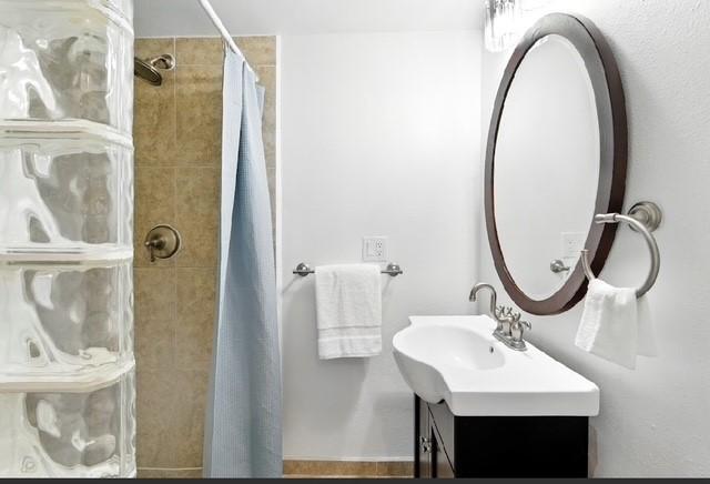 4508 Chiappero Trl, Austin, TX 78731 - bathroom with vanity and a tile shower