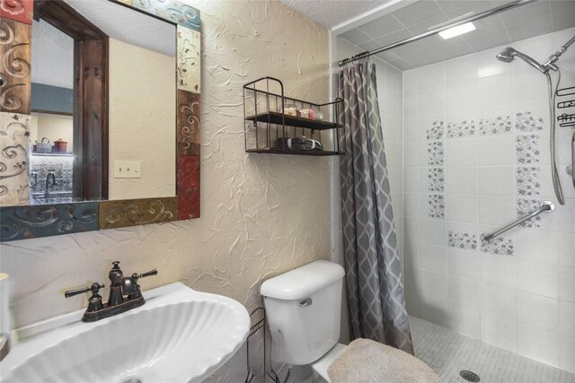 21013 Fawn Ridge Dr, Lago Vista, TX 78645 - bathroom with a textured wall, a tile shower, and vanity