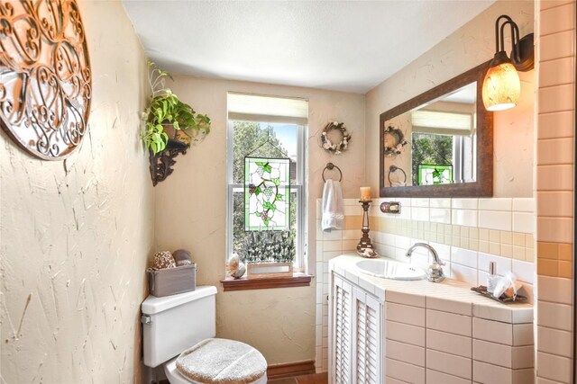 21013 Fawn Ridge Dr, Lago Vista, TX 78645 - bathroom with a sink and tasteful backsplash