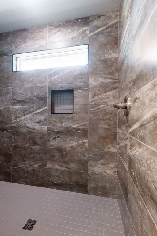 817 Coke Rd, Burnet, TX 78611 - bathroom with a tile shower and healthy amount of natural light