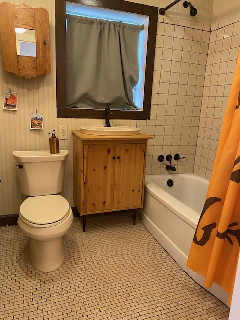 1305 Salina St Unit 1, Austin, TX 78702 - bathroom with shower / tub combo with curtain and vanity