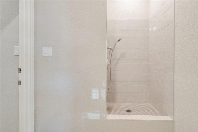 9110 Scotsman Dr, Austin, TX 78750 - bathroom featuring tiled shower