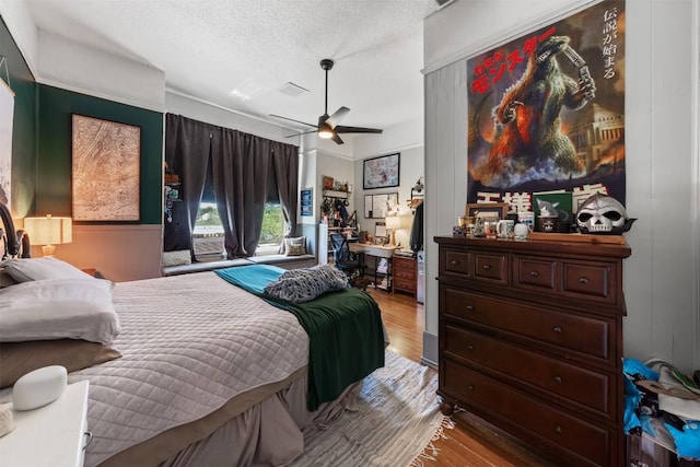 404 E 9th Ave, Belton, TX 76513 - bedroom featuring wood finished floors, a textured ceiling, and a ceiling fan