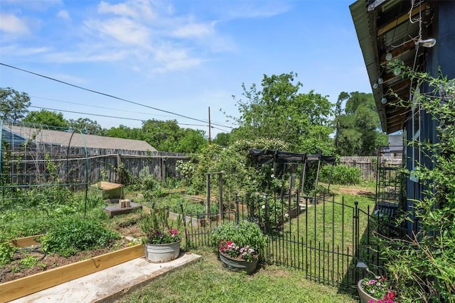 404 E 9th Ave, Belton, TX 76513 - fenced backyard featuring a garden