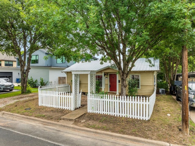 5513 Jim Hogg Ave, Austin, TX 78756 - view of front of home featuring a fenced front yard